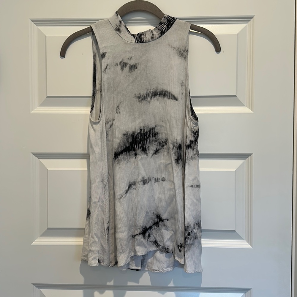 EVEREVE Peyton Jensen Small B&W tie die tank. Button closure at neck, open back